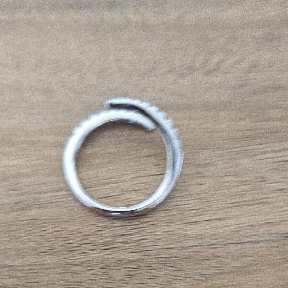 Elegant Silver Women's Ring - Picture 4 of 8